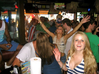 Illustration for article titled Hey Look, More Photos Of Matt Leinart Hanging Out With Party Girls!